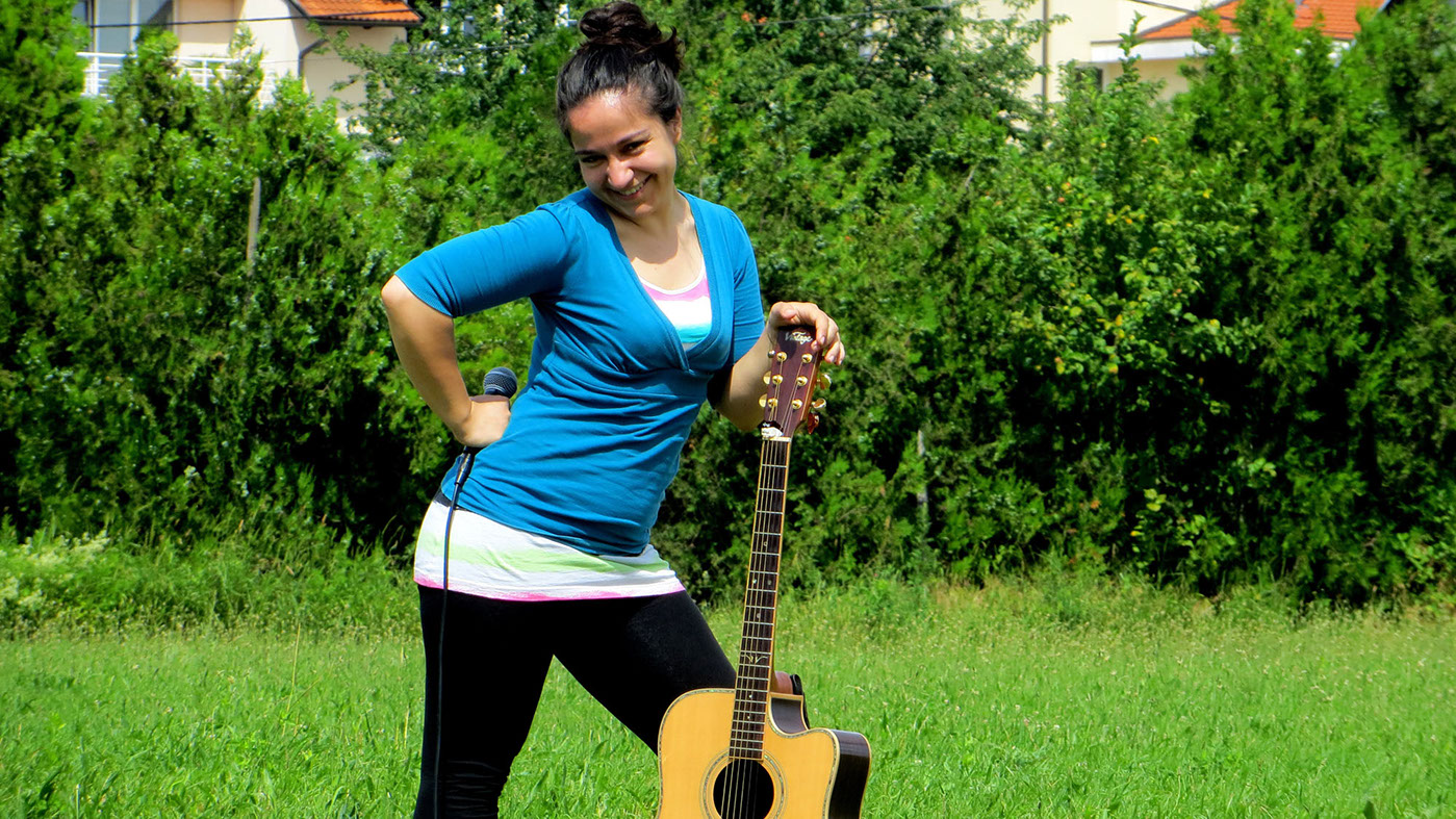 Gitara, pjevanje na vjenčanju, mikrofon, priroda