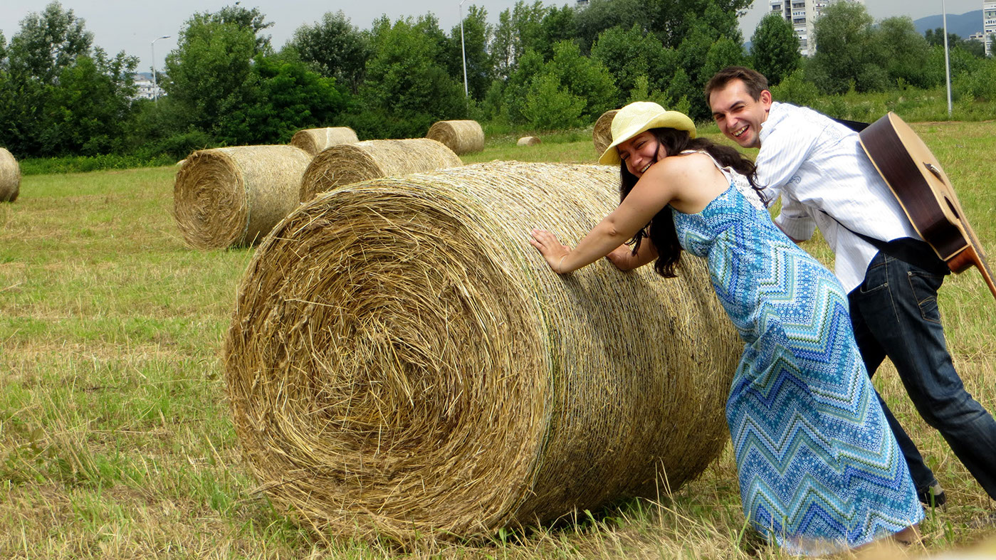 Skupljanje sijena, duo za vjenčanja, igla u plastu sijena, sunce, ljeto, ljetna haljina, Sloboština, Novi Zagreb