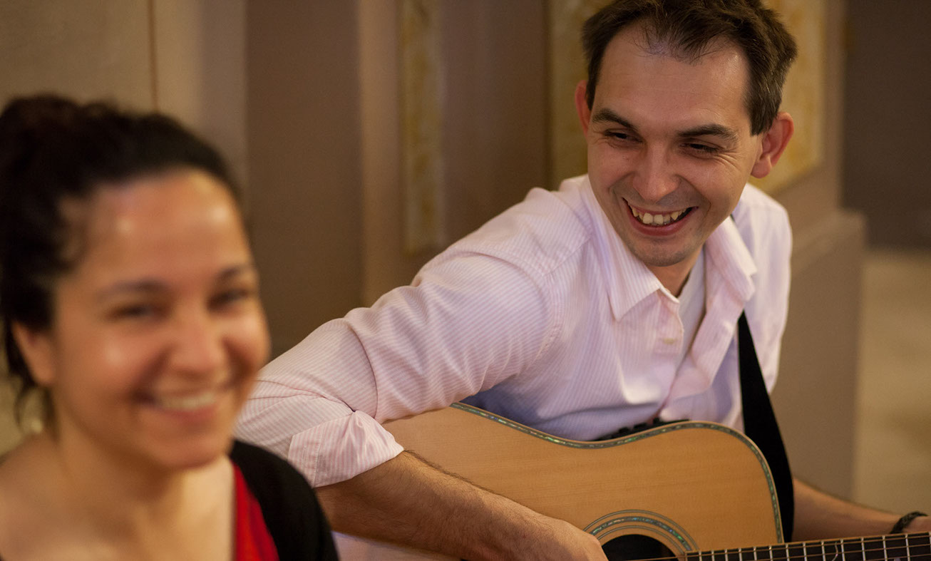 Foto Ljubek, gitarist, smijeh, radost, vjenčanje uz pratnju gitare