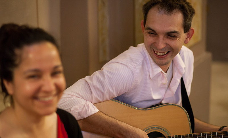 Foto Ljubek, gitarist, smijeh, radost, vjenčanje uz pratnju gitare