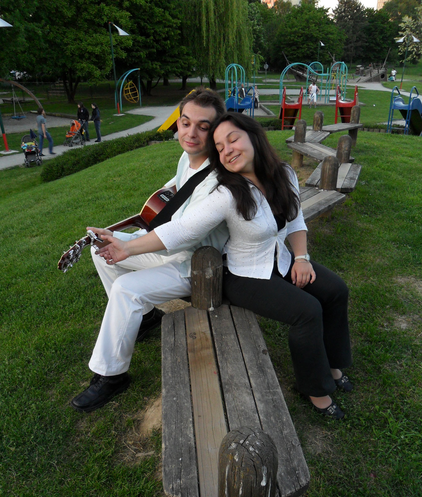 dječji park, tobogan, igra, crno-bijela kombinacija, klupice, pjesma