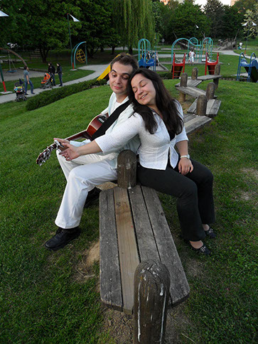 dječji park, tobogan, igra, crno-bijela kombinacija, klupice, pjesma